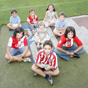 Un grupo de niños posan sobre el césped del Vicente Calderón en una de las visitas al estadio.